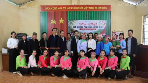 Thành viên Câu lạc bộ Gìn giữ và phát huy bản sắc văn hóa dân tộc Giáy ra mắt tại chương trình.
