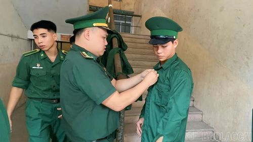 Ngày 3/9/2026, cán bộ, chiến sĩ Đồn Biên phòng Bản Lầu trực tiếp đưa Phong về Sơn Tây nhập học tại Học viện Biên phòng.
