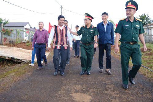 Trung tướng Trần Vinh Ngọc, Bí thư Đảng ủy, Chính ủy Quân khu 7 thăm bà con tại Điểm dân cư liền kề Chốt Dân quân biên giới ở xã Quảng Trực