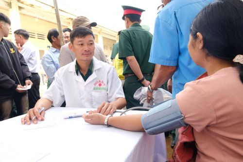 Lực lượng quân y khám sức khỏe cho bà con