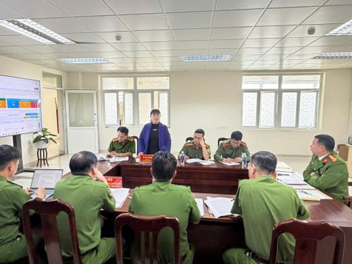 Tổ giúp việc trao đổi, rà soát tiến độ các nhiệm vụ chuyển đổi số. Ảnh Lê Tiến