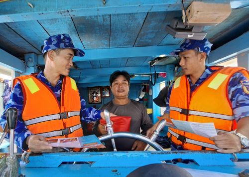 Lực lượng cảnh sát biển tuyên truyền cho ngư dân đang hoạt động trên biển
