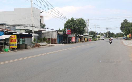Đường đi qua phường Tuyên Quang đã thông thoáng một đoạn, nhưng chưa hoàn thiện vỉa hè một bên
