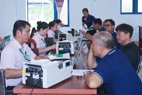 Cán bộ Phòng Giao dịch Ngân hàng Chính sách xã hội Krông Nô giải ngân nguồn vốn vay ưu đãi cho bà con dân tộc thiểu số trên địa bàn