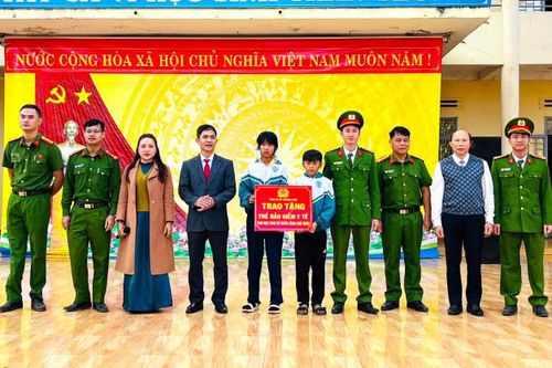 Công an xã Trường Xuân phối hợp với MTTQ xã trao tặng thẻ BHYT cho học sinh có hoàn cảnh khó khăn