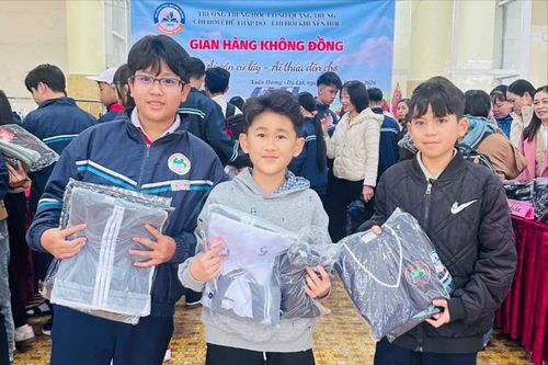 Học sinh phấn khởi khi chọn được các món đồ cho mình tại "Gian hàng 0 đồng"