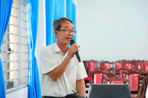Thầy giáo Nguyễn Đình Thọ chia sẻ tâm tư, nguyện vọng tại buổi gặp mặt cán bộ quản lý trường học trên địa bàn xã