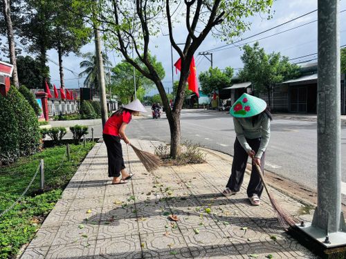 Giáo viên Trường Tiểu học Lê Lợi dọn vệ sinh cảnh quan, chào mừng năm học mới