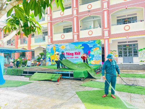 Các lực lượng chức năng xã Đạ Tẻh hỗ trợ Trường Mầm non Đạ Tẻh vệ sinh môi trường trước thềm năm học mới