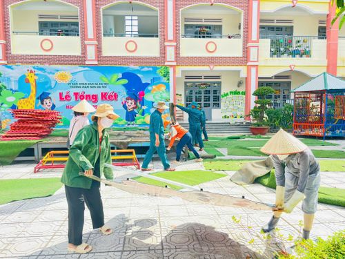 Giáo viên Trường Mầm non Đạ Tẻh ra quân thực hiện công tác vệ sinh, chỉnh trang cảnh quan khuôn viên nhà trường