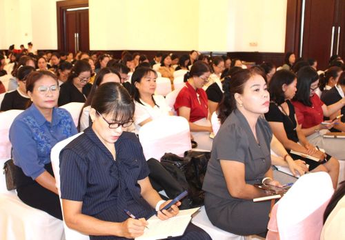 Giáo viên tập huấn công tác chuyển đổi số