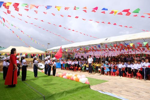 Nghi thức chào cờ tại lễ khai giảng ở 2 điểm trường