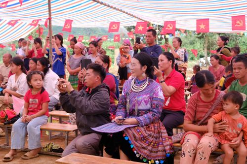 Người dân Tiểu khu 179 vui mừng khi con em có trường mới