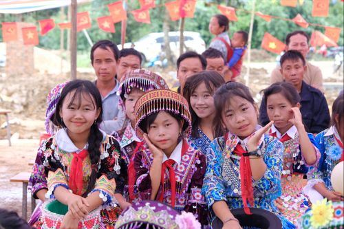 Các em học sinh rạng rỡ chào đón năm học mới