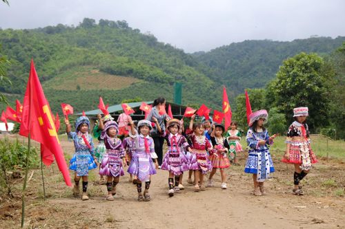 Học sinh Trường Tiểu học Liêng Srônh, điểm trường Tiểu khu 179 háo hức trong ngày khai trường