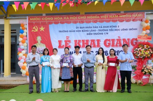 Lãnh đạo UBND xã Đam Rông 2 tặng quà chúc mừng các thầy cô đang công tác tại điểm trường Tiểu khu 179