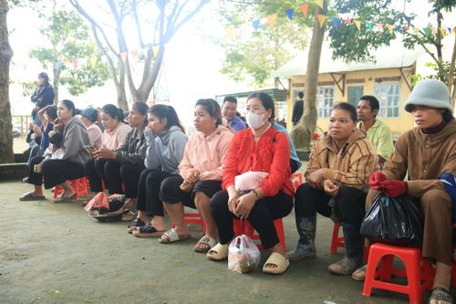 Phụ huynh có mặt từ sớm để cùng con em dự lễ khai giảng tại điểm trường Đạ M’Pô