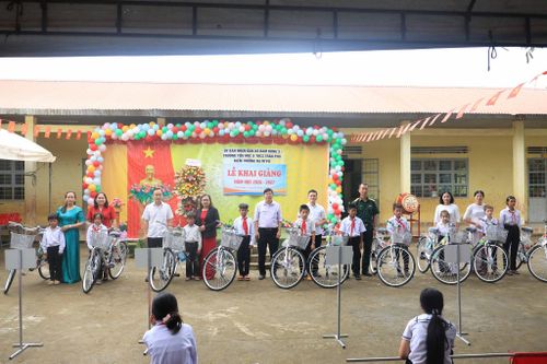 Lãnh đạo xã Đam Rông 3 trao tặng 10 chiếc xe đạp cùng nhiều phần quà cho các em học sinh có hoàn cảnh khó khăn