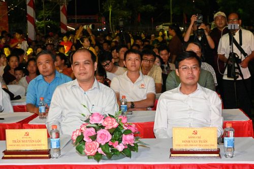 Tỉnh ủy viên, Phó Chủ tịch UBND tỉnh Đinh Văn Tuấn và Chủ tịch UBND phường Phan Thiết Trần Nguyên Lộc dự lễ khai mạc