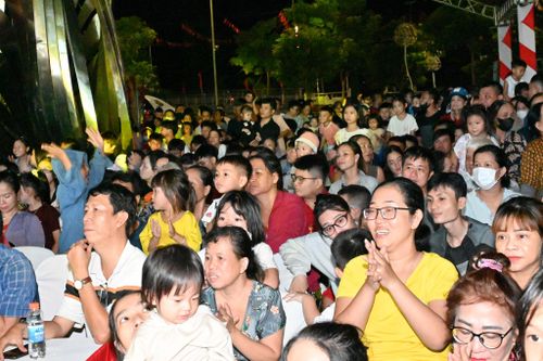 Đông người dân địa phương đến xem chương trình nghệ thuật