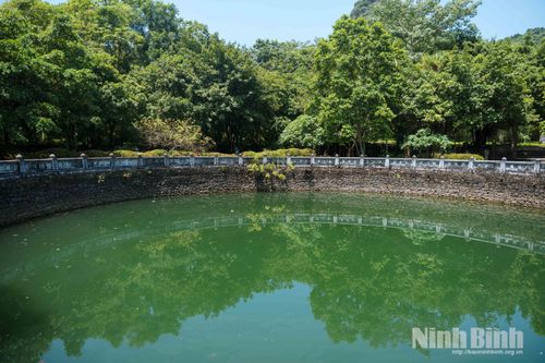 Nước Giếng Ngọc quanh năm xanh màu ngọc bích và không bao giờ vơi cạn.