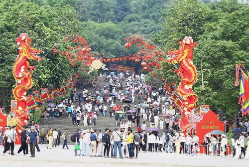 Khu Di tích lịch sử quốc gia đặc biệt Đền Hùng thu hút đông đảo du khách trong và ngoài nước đến tham quan, tri ân các Vua Hùng đã có công dựng nước.