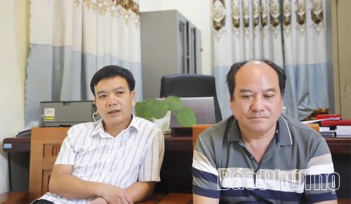 Thầy giáo Đinh Văn Nguyện (trái) và thầy giáo Xa Văn Có (phải) là những người có hành trình gieo chữ bền bỉ nơi vùng cao Đức Nhàn.