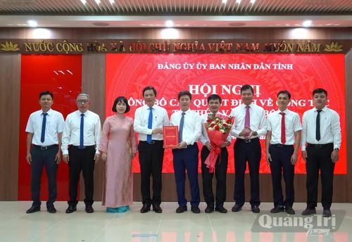 Đồng chí Hoàng Nam, Phó Chủ tịch Thường trực UBND tỉnh trao quyết định thành lập Đảng bộ Ban Quản lý dự án đầu tư xây dựng công trình giao thông - Ảnh: T.Đ