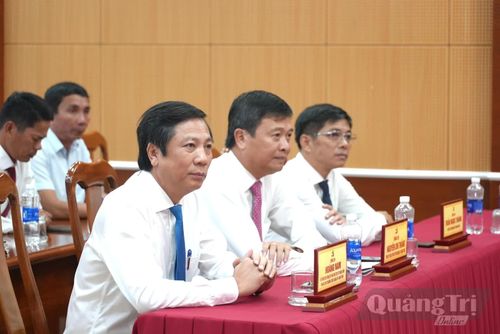 Đồng chí Hoàng Nam, Phó Chủ tịch Thường trực UBND tỉnh, Phó Bí thư Thường trực Đảng ủy UBND tỉnh và các đồng chí Phó Bí thư Đảng ủy UBND tỉnh tham dự buổi lễ - Ảnh: T.Đ