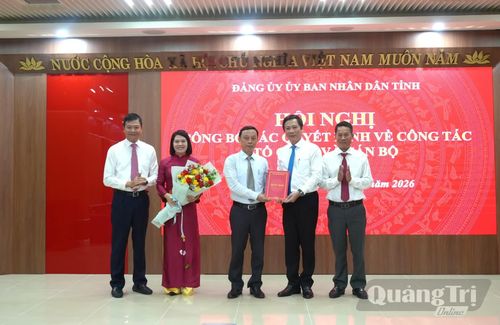 Đồng chí Hoàng Nam, Phó Chủ tịch Thường trực UBND tỉnh trao quyết định thành lập Đảng bộ Ban Quản lý dự án đầu tư xây dựng công trình nông nghiệp và môi trường - Ảnh: T.Đ