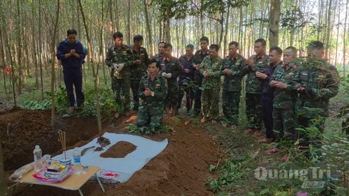 Đội Quy tập 589 tổ chức bảo quản hài cốt và di vật và thực hiện chu đáo việc chăm sóc, hương khói theo phong tục và quy định - Ảnh: H.C
