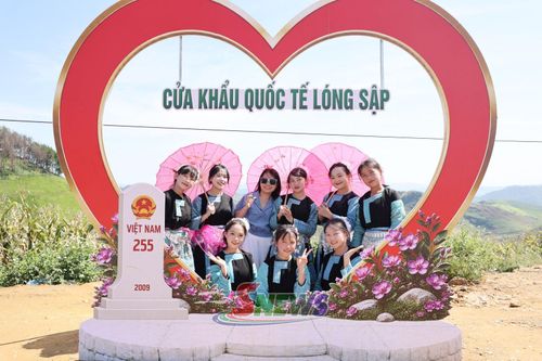Du khách hào hứng chụp ảnh cùng bà con dân tộc Mông ở xã Lóng Sập.