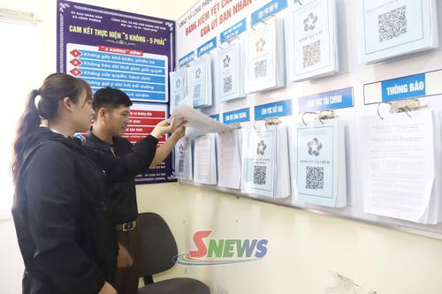 Nhân dân xã Lóng Phiêng tra cứu thủ tục hành chính.