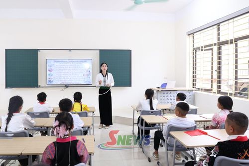 Giáo viên Trường Phổ thông Nội trú Tiểu học và THCS Yên Sơn làm quen với học sinh.