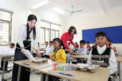 Giờ cơm trưa của học sinh Trường Phổ thông Nội trú Tiểu học và THCS Yên Sơn.