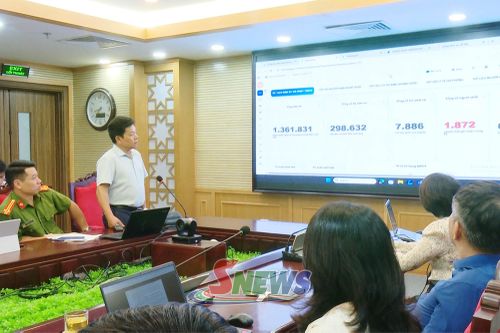 Lãnh đạo Sở Y tế khai thác dữ liệu dùng chung thuộc lĩnh vực y tế.