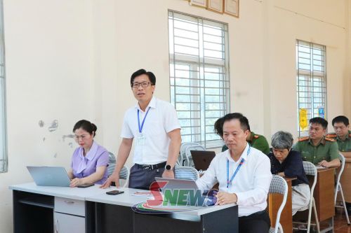 Lãnh đạo UBND xã Chiềng Mung báo cáo tình hình hoạt động của các Tổ chuyển đổi số cộng đồng.
