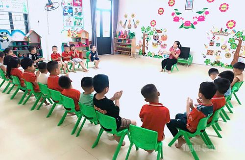 Dạy trẻ múa hát tại trường Mầm non Sơn Nam, xã Sơn Thủy.