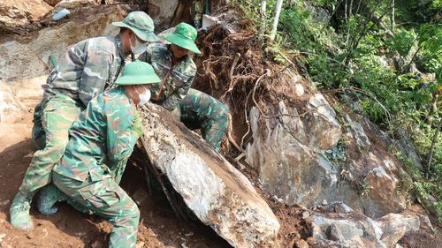 Những tảng đá to gây nhiều khó khăn cho công tác tìm kiếm cửa hang.