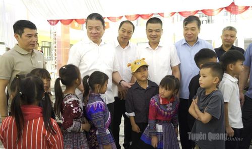 Đồng chí Trần Mạnh Lợi trò chuyện, động viên các em học sinh Trường Phổ thông nội trú Tiểu học và THCS Pà Vầy Sủ trước năm học mới.