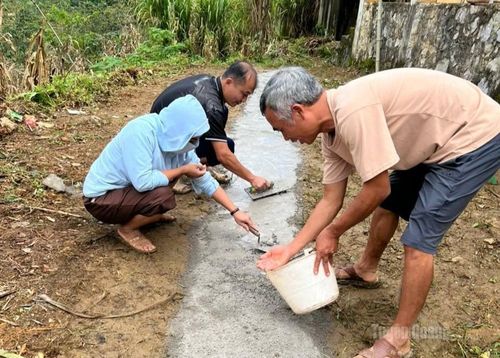 Các thầy cô giáo Trường PTDTBT Tiểu học xã Thắng Mố tranh thủ ngày nghỉ tự tay san gạt, đổ bê tông tuyến đường lên điểm trường Sủng Phính C.
