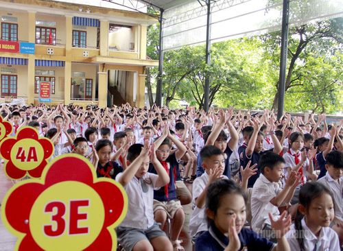 Học sinh Trường Tiểu học Hồng Thái, phường Minh Xuân trong ngày vui tựu trường.