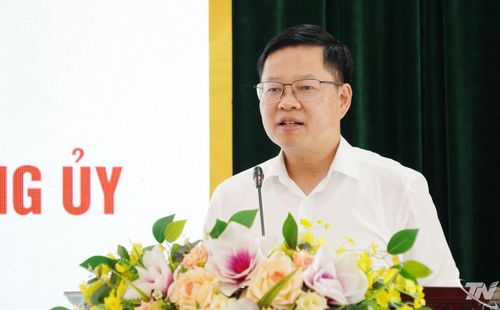Đồng chí Đinh Quang Tuyên, Phó Bí thư Tỉnh ủy, Chủ tịch Ủy ban MTTQ Việt Nam tỉnh, phát biểu giao nhiệm vụ cho các công chức nhận quyết định.