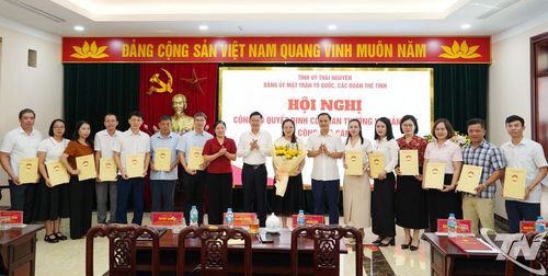 14 công chức nhận quyết định tiếp nhận, phân công nhiệm vụ.