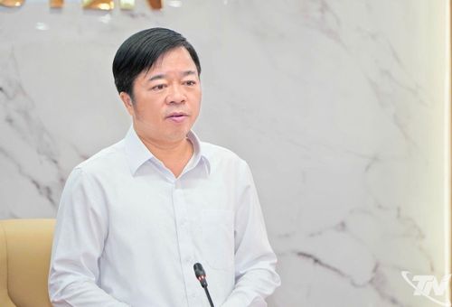 Đồng chí Bùi Văn Lương, Phó Bí thư Tỉnh ủy, Chủ tịch HĐND tỉnh, Bí thư Đảng ủy HĐND tỉnh kết luận Hội nghị.