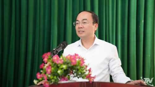 Đồng chí Nguyễn Đăng Bình phát biểu tại buổi sinh hoạt chi bộ.