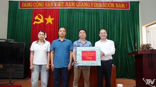 Đồng chí Nguyễn Đăng Bình dự sinh hoạt chi bộ thôn Nà Đán, xã Phong Quang