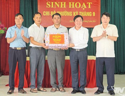 Các đồng chí lãnh đạo tỉnh tặng quà cho Chi bộ tổ dân phố Quyết Thắng.