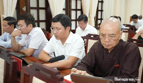 Các đại biểu nghiên cứu tài liệu tại Kỳ họp chuyên đề lần thứ 3, HĐND thành phố khóa IX, nhiệm kỳ 2026 - 2031.