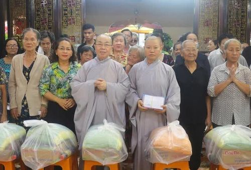 Chư Ni chùa Huệ Lâm trao 200 phần quà nhân mùa Vu lan